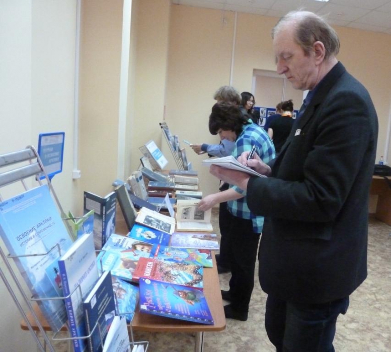 Передвижная выставка «Книги. Время. Люди»  побывала в Кировске