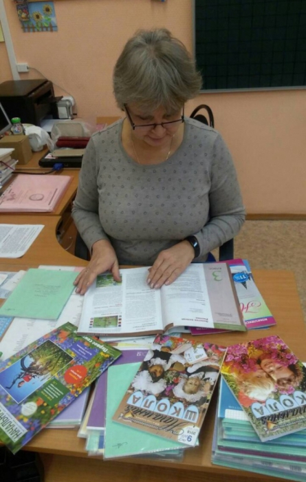Библиотека организовала выездную выставку периодических изданий  в помощь учителям