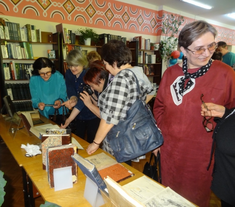 Передвижная выставка из фонда Мурманской областной научной библиотеки побывала в Ловозеро