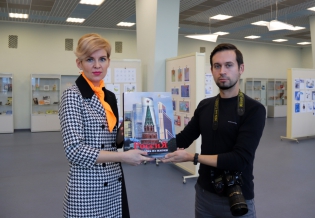 На Книжной ярмарке библиотеке подарили настоящую фотолетопись России