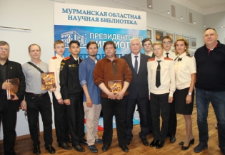 В библиотеке состоялась презентация книги «Мурманск в огне»