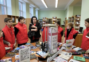 Юные волонтеры клуба «Экскурсионное бюро» из Заозерска побывали на экскурсии в Областной научной библиотеке