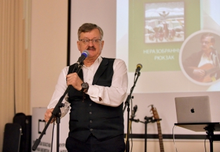 Поэт Олег Сюсюра представил новую книгу «Неразобранный рюкзак»