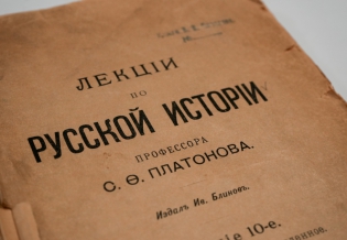 Известный мурманский писатель Борис Николаевич Блинов подарил библиотеке книги XIX – первой трети XX века