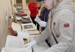 Выставка «Удивительный мир редкой книги» побывала в Печенге