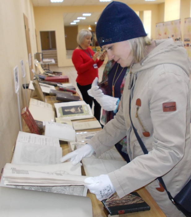 Выставка «Удивительный мир редкой книги» побывала в Печенге